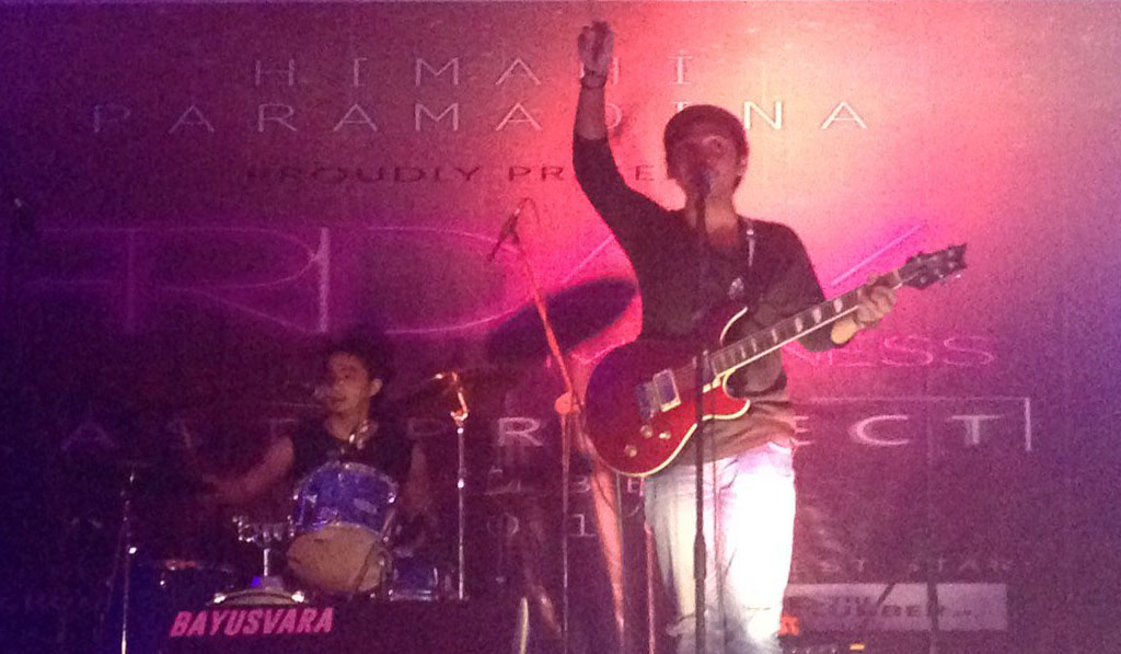 Penampilan Korekbiru Band pada acara Friday Madness (foto: @himahiparmad)